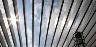 בניה קלה בצפון: פרגולות אלומיניום למרפסת ולכניסה לבית